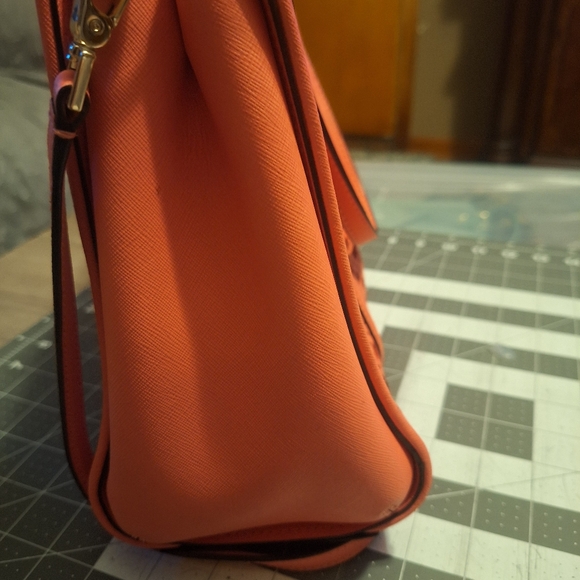 Kate Spade coral leather Romy Perri Lane handbag with gold embossed hardware. - Picture 4 of 8